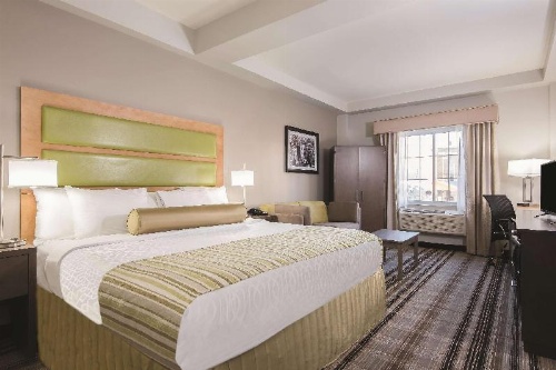 La Quinta Inn & Suites by Wyndham Brooklyn East image 13