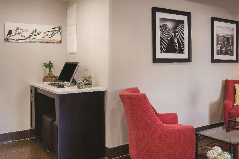 La Quinta Inn & Suites by Wyndham Brooklyn East Main image