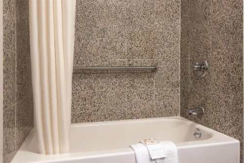 La Quinta Inn & Suites by Wyndham Brooklyn East image 29