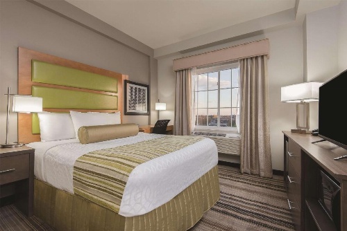 La Quinta Inn & Suites by Wyndham Brooklyn East image 30