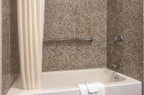 La Quinta Inn & Suites by Wyndham Brooklyn East image 8