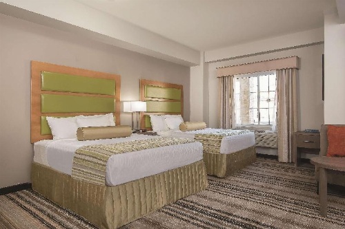 La Quinta Inn & Suites by Wyndham Brooklyn East image 9